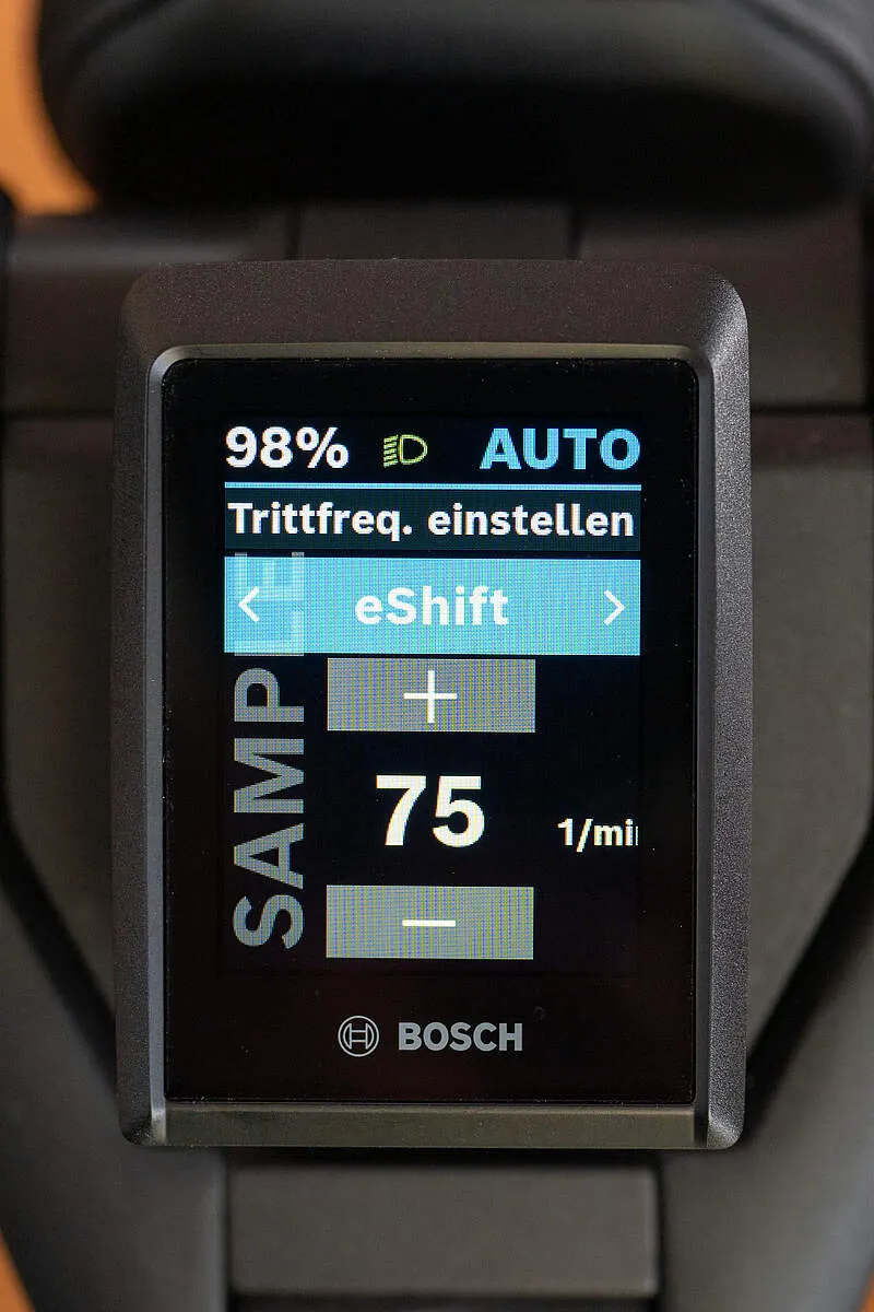 Das Bosch-Display beim Einstellen der Trittfrequenz: eShift, 75 1/min, mit Plus- und Minus-Feld